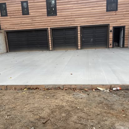 Triple-bay garage apron pour
